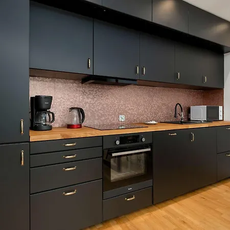 Modern With Parking & Balcony By Renters Appartamento *