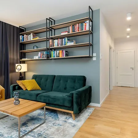 Modern With Parking & Balcony By Renters Appartamento