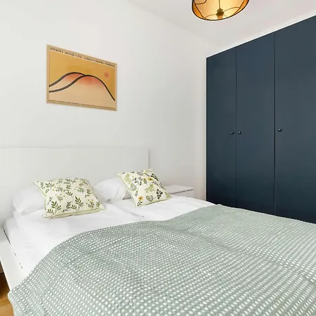 Modern With Parking & Balcony By Renters Appartement *