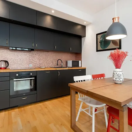 Modern With Parking & Balcony By Renters Appartement