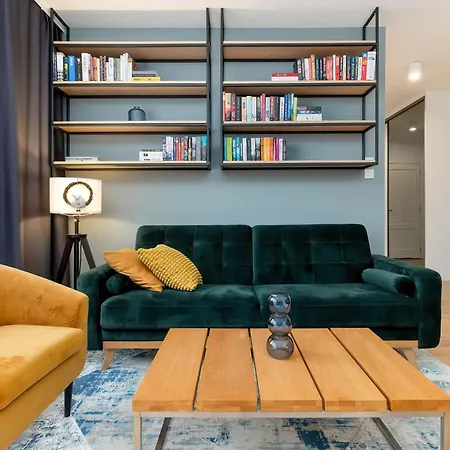 Modern With Parking & Balcony By Renters Appartement